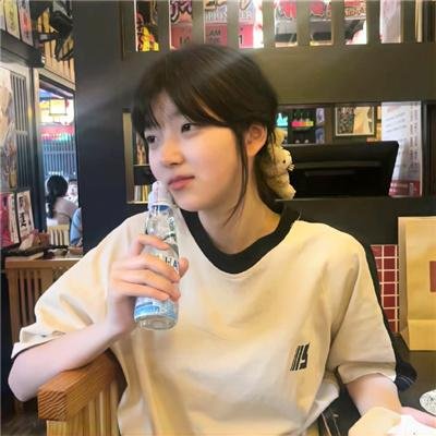 茜色少女